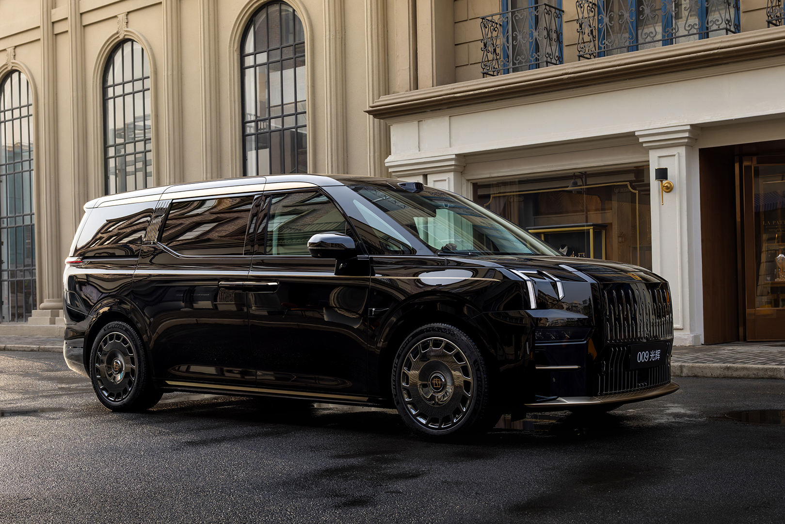Read more about the article Zeekr Launches 009 Grand Collector’s Edition With 24-carat Gold Logos