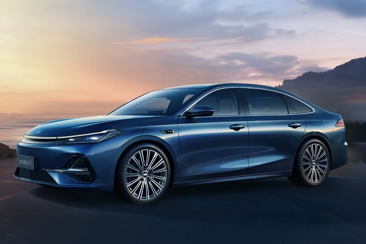 Read more about the article Geely Reveals Galaxy A7 EM-i Plug-in Hybrid Sedan With 2,100km Range